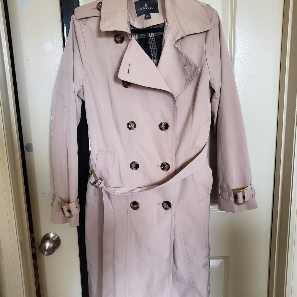 Double breasted, lined trenchcoat